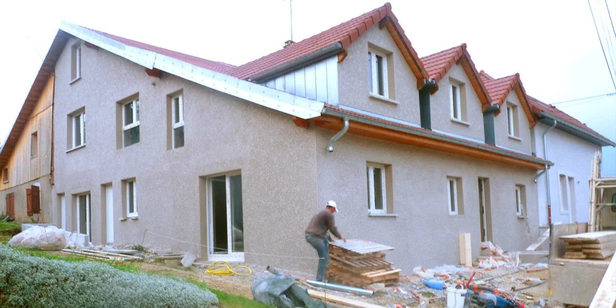 Chantier de façade CasaLuxe sur une maison à pignon