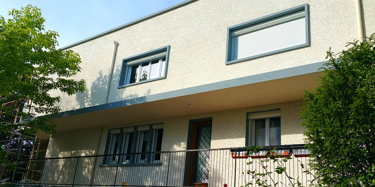 Façade avec fenêtres, appuis et garde-corps
